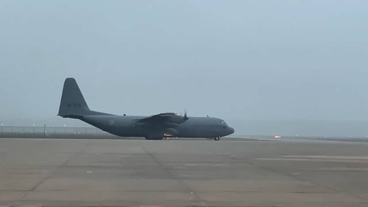 Beeld uit video: Militair transportvliegtuig vertrekt van vliegbasis Eindhoven naar Turkije
