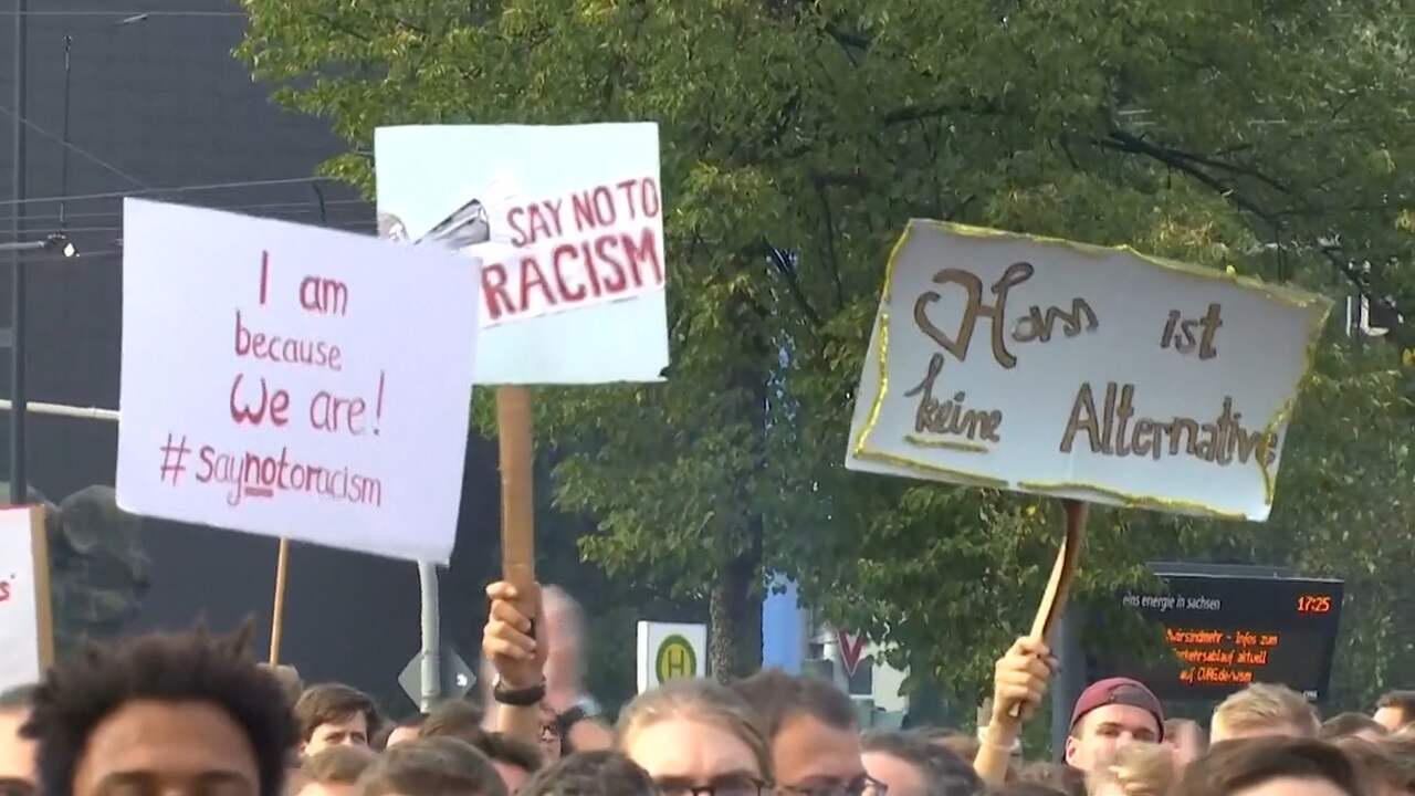 Beeld uit video: Duitsers protesteren met concert tegen racisme in Chemnitz
