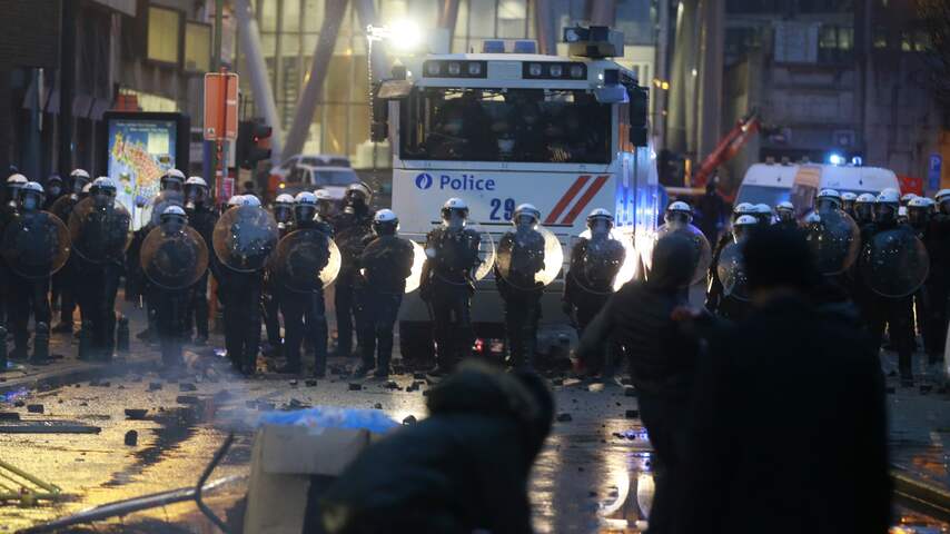 Meer dan honderd arrestaties bij rellen na dood arrestant in Brussel