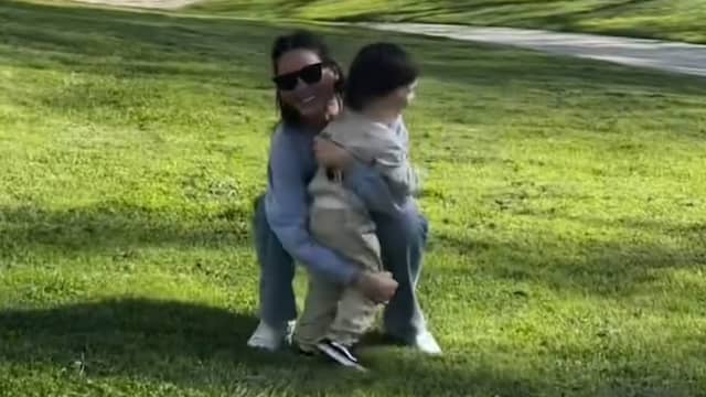 Beeld uit video: Olivia Munn krijgt een dikke knuffel van haar tweejarige zoon
