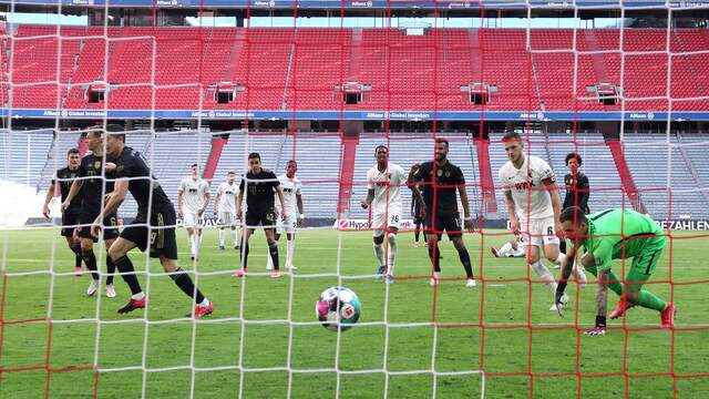 De historische 41e goal van Robert Lewandowski in beeld.