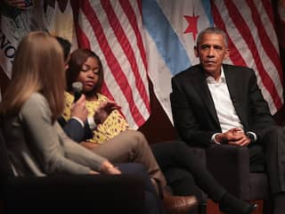Obama praat met studenten over politiek