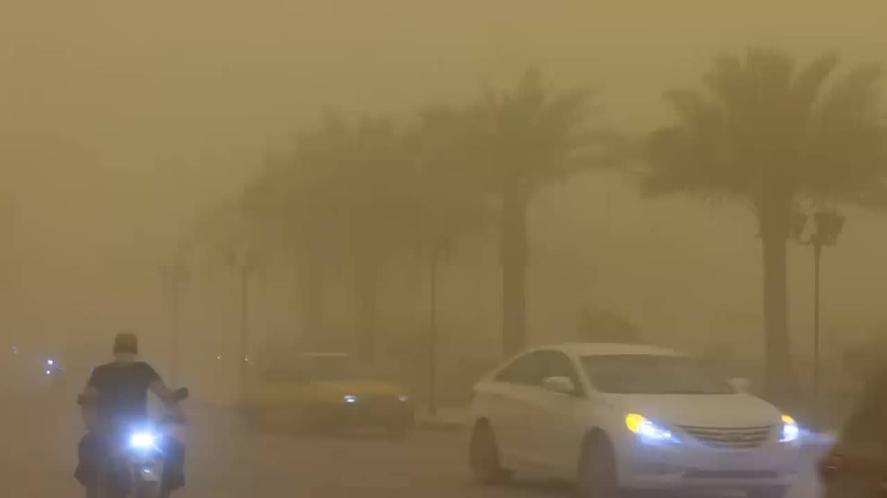 Beeld uit video: Nog maar enkele meters zicht in Bagdad door zandstorm