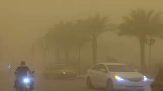 Nog maar enkele meters zicht in Bagdad door zandstorm
