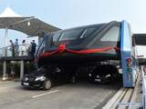 Chinese stad begint test met tram die over auto's heen rijdt