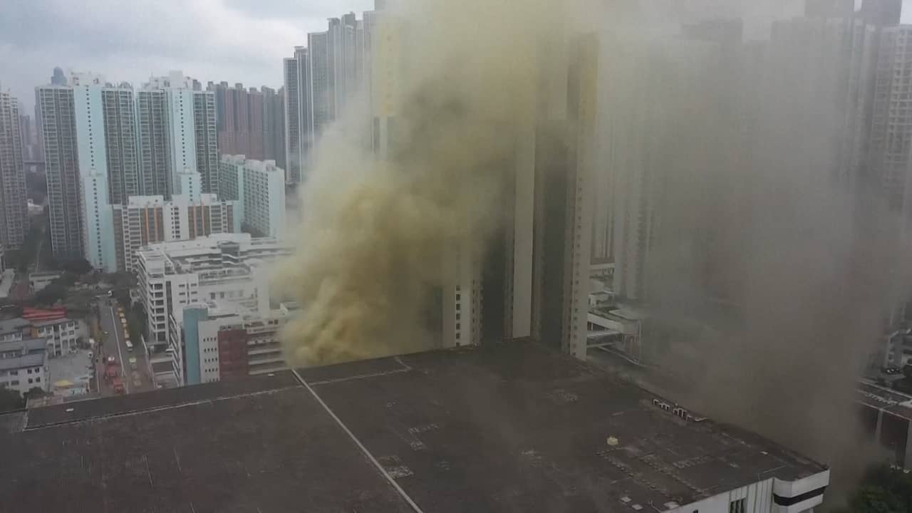 Beeld uit video: Rook stijgt boven Hongkong uit door grote brand in magazijn