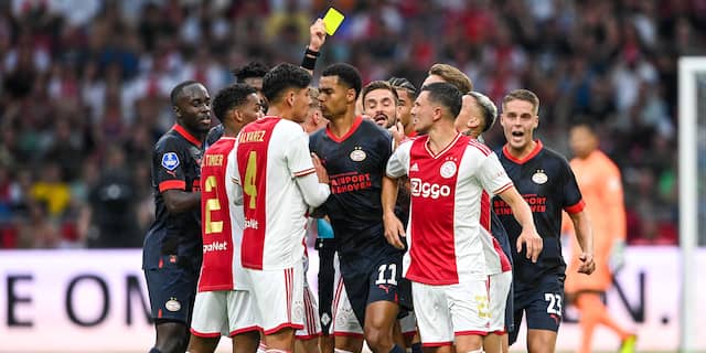Ajax en PSV tijdens de Johan Cruijff Schaal