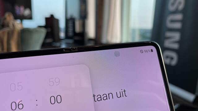De cameralens achter het scherm is minder zichtbaar, maar niet helemaal weg.
