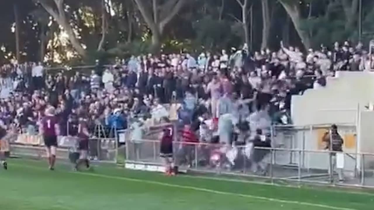 Beeld uit video: Tientallen rugbyfans vallen van tribune in Sydney door afbreken reling