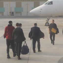 Video | Geruilde gevangenen Griner en Bout oog in oog op vliegveld Abu Dhabi