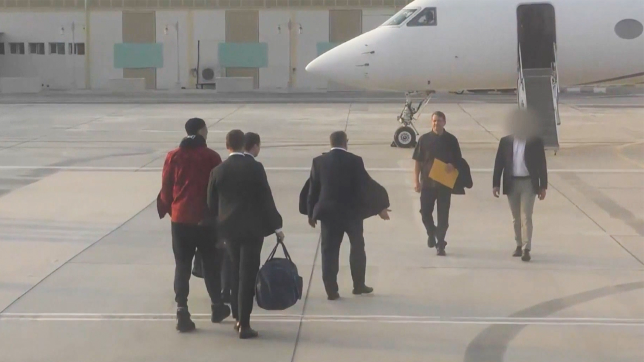 Beeld uit video: Geruilde gevangenen Griner en Bout oog in oog op vliegveld Abu Dhabi
