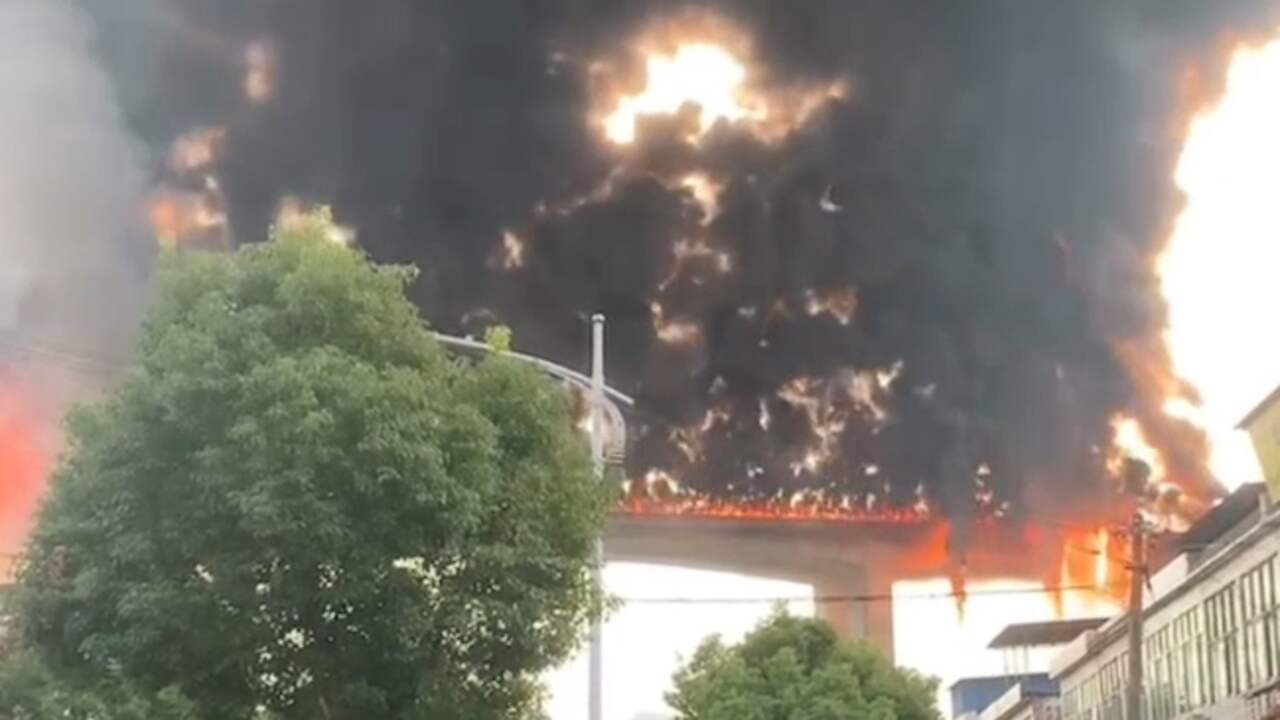 Beeld uit video: Enorme brand op Chinese snelweg na botsing met tankwagen