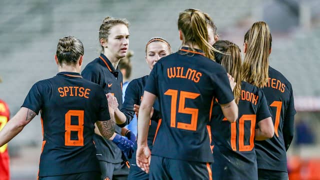 Oranje viert de 0-1 van Vivianne Miedema.
