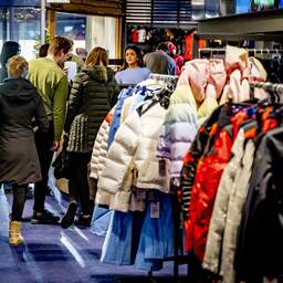 Consument koopt kleding en schoenen weer vooral in de winkel