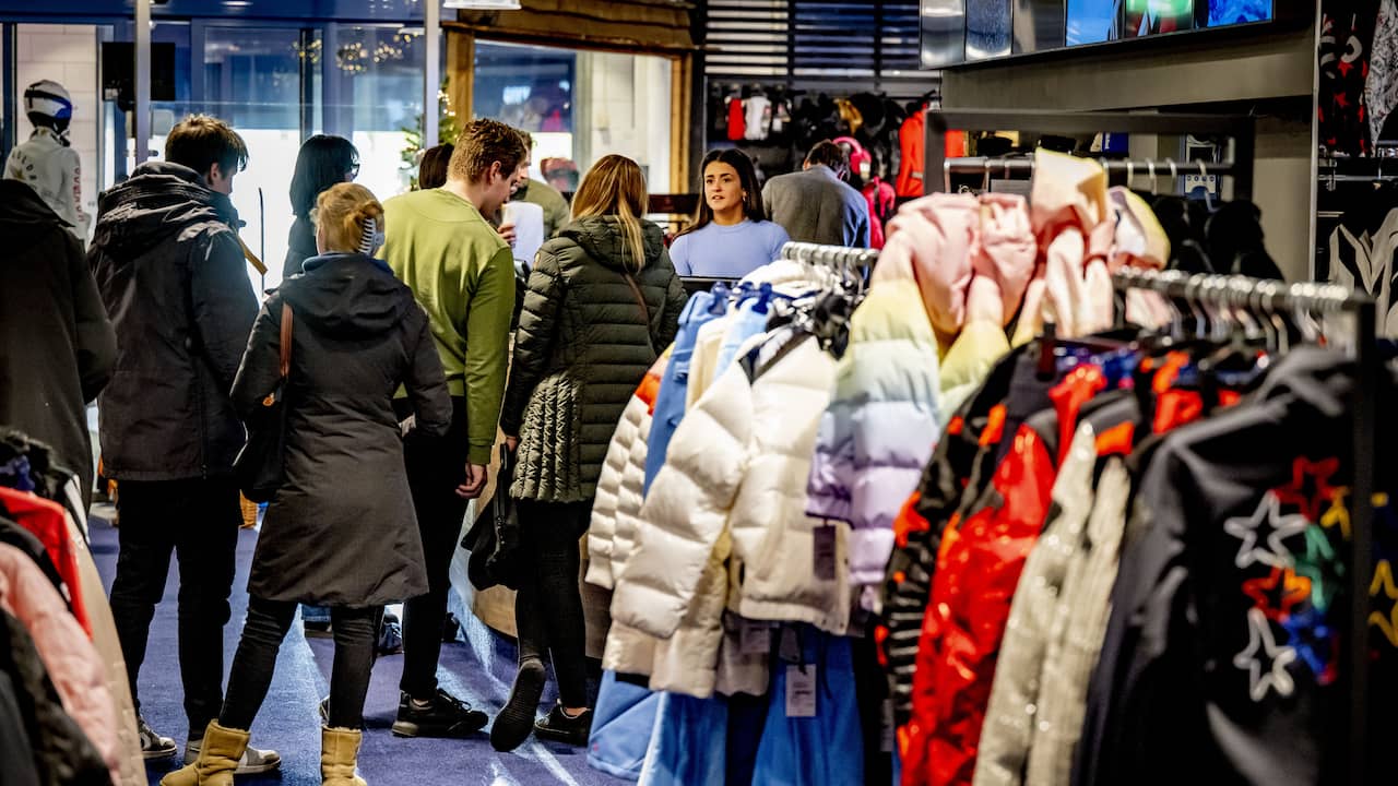 fantoom Zij zijn verloving Consument koopt kleding en schoenen weer vooral in de winkel | Economie |  NU.nl