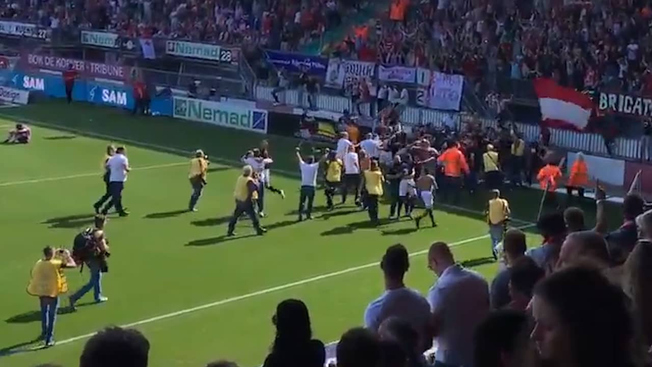 Beeld uit video: Spelers en fans FC Emmen vieren promotie na laatste fluitsignaal