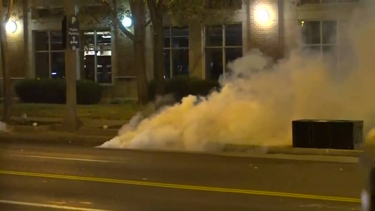 Beeld uit video: Amerikaanse politie zet traangas in tegen betogers in St. Louis