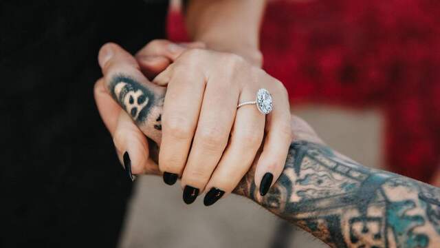 De drummer van Blink 182 hielp met het ontwerpen van de ring. Het sieraad zou zo'n 1,6 miljoen euro hebben gekost. Foto: Instagram/Kourtney Kardashian