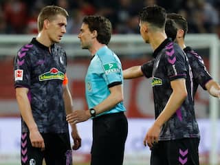 Videoarbiter roept spelers Mainz en Freiburg in rust terug voor strafschop
