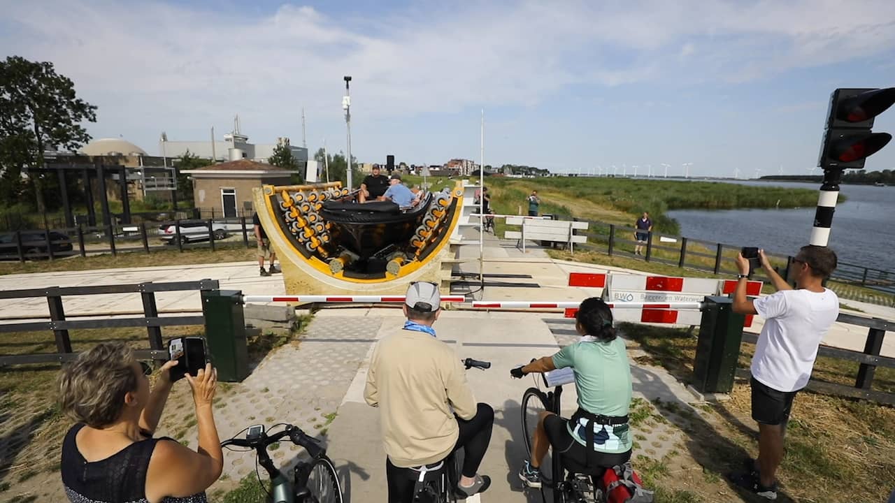 Beeld uit video: Deze nieuwe lift tilt boten over een dijk naar het Eemmeer