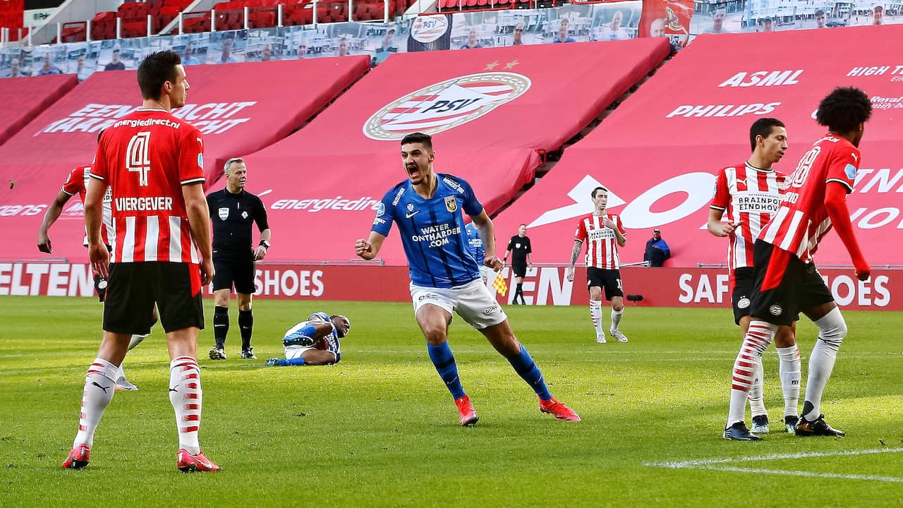 Armando Broja viert zijn treffer tegen PSV.