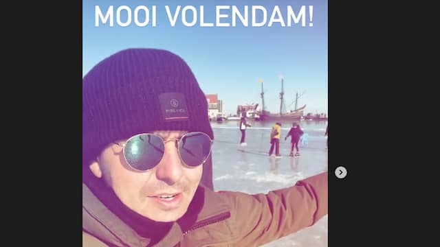 Jan Smit geniet van zijn woonplaats Volendam vanaf het ijs.