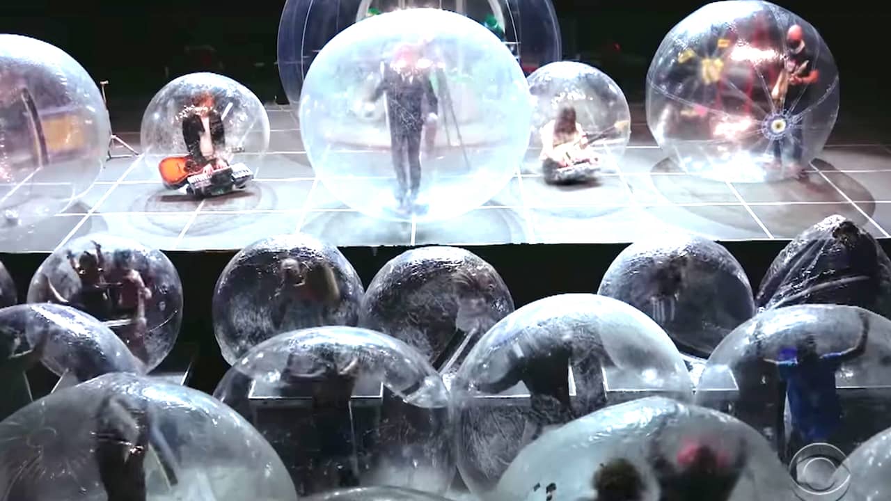 Beeld uit video: The Flaming Lips geven coronaproof optreden in opblaasbare ballen
