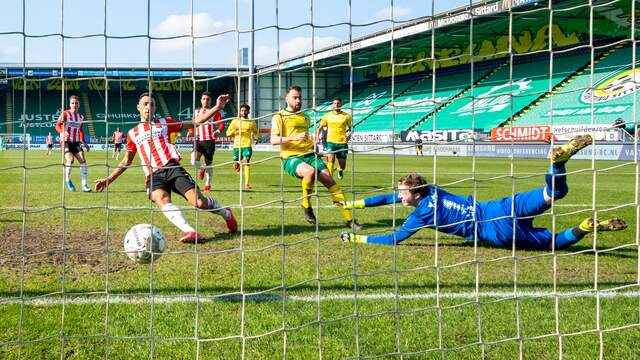 Eran Zahavi maakte de eerste twee treffers voor PSV in Sittard.