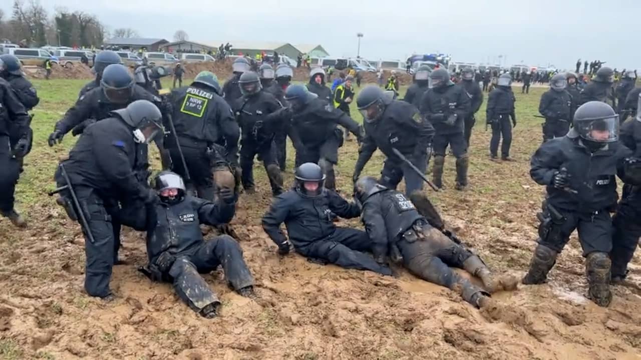 Beeld uit video: Duitse agenten zitten vast in modder bij ontruiming Lützerath