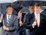 Koning Willem Alexander loopt in de regen naar het Museum Engelandvaarders in Noordwijk 