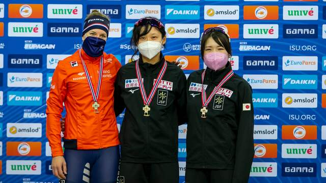 Ireen Wüst op het podium van de 1.500 meter met winnares Miho Takagi (midden) en nummer drie Ayano Sato (rechts).