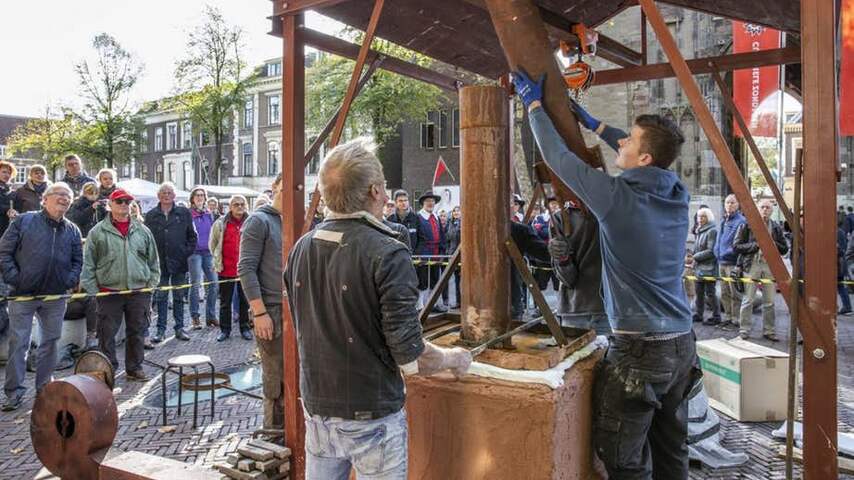 Voorbereidingen op Domplein om laatste luidklok Buurtoren te gieten