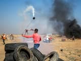 Vrijdag 6 juni: Een Palestijnse demonstrant gebruikt een slinger om een traangasgranaat terug te werpen naar Israëlische troepen tijdens een demonstratie aan de grens in Gaza.
