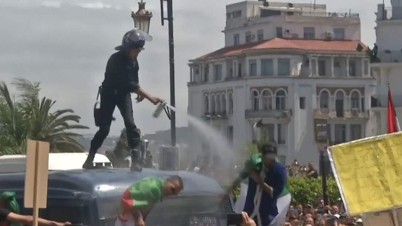 Beeld uit video: Agent van politiebusje geduwd tijdens protesten Algerije