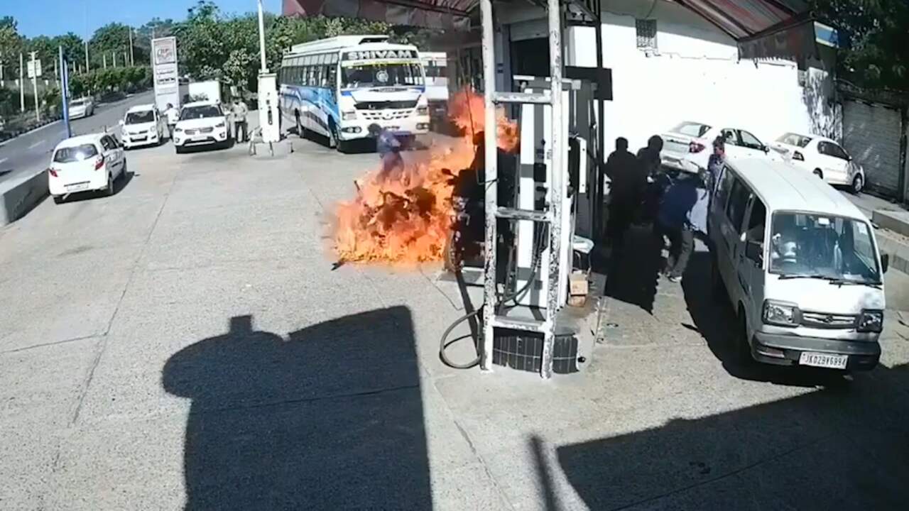 Beeld uit video: Motor vliegt in brand tijdens tankbeurt in India