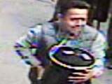 Man loopt met gestolen emmer goud over straat in New York