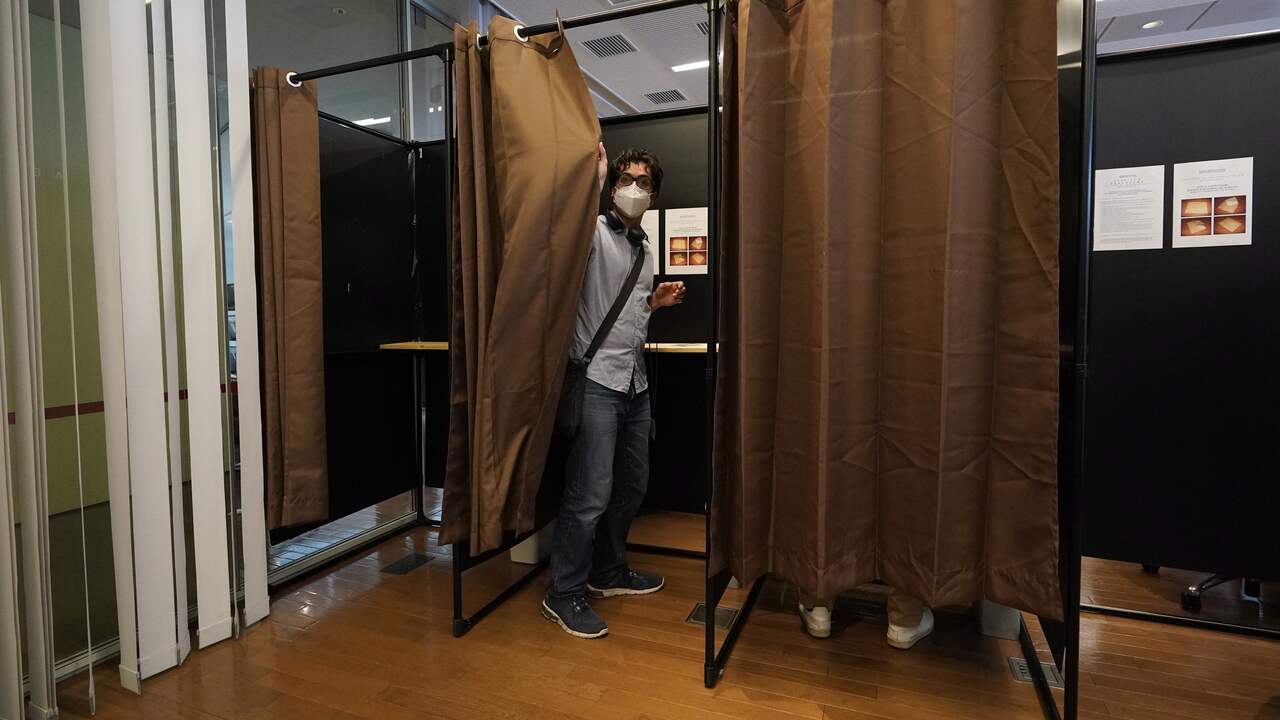 Un Français vote au Japon aux élections françaises.