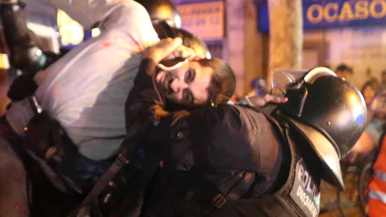 Politie grijpt hard in bij nieuw Catalaans protest in Barcelona