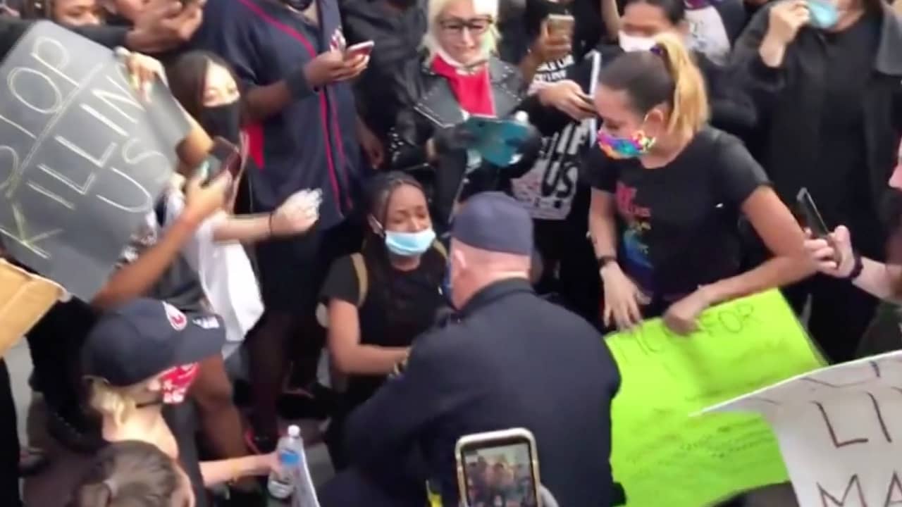 Beeld uit video: Agenten knielen voor Black Lives Matter-demonstranten in de VS