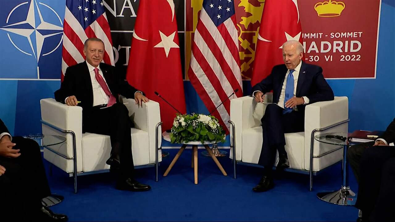 Beeld uit video: Biden bedankt Erdogan voor NAVO-deal: 'Geweldig werk'