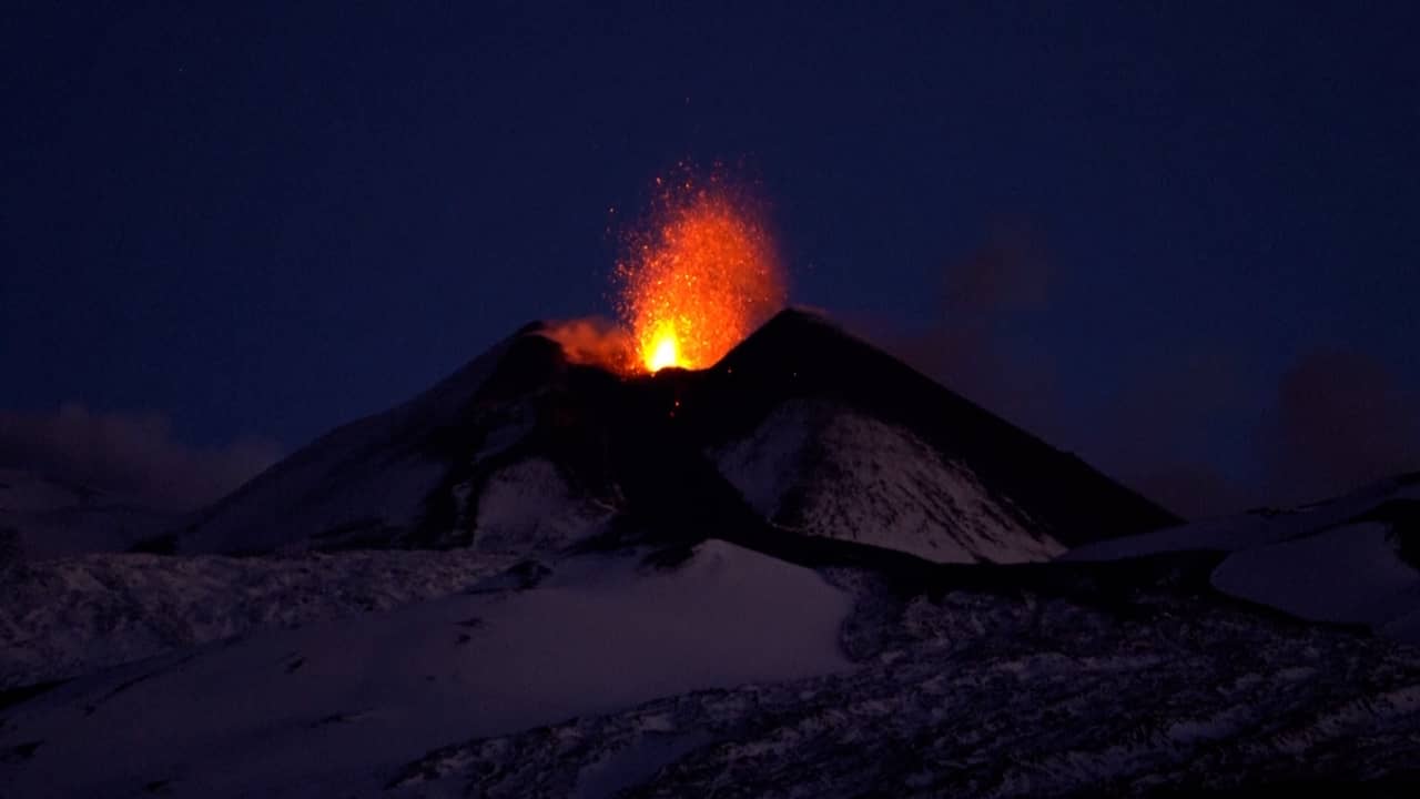 Etna barst uit terwijl krater bedekt is met sneeuw NU.nl