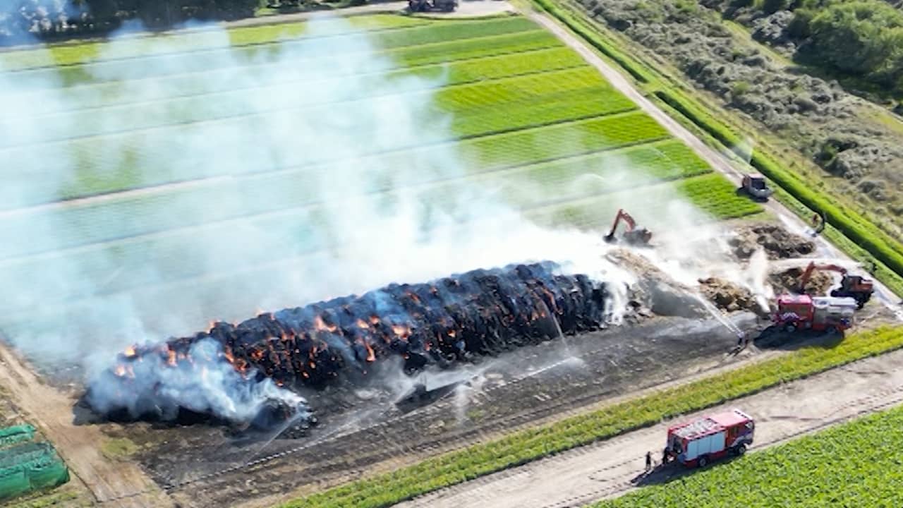 Beeld uit video: Drone filmt grote brandende hooistapel in Heemskerk