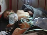 Een lokale Syrische hulporganisatie plaatste op Facebook foto's van de slachtoffers, waarop te zien is dat zij mogelijk zijn gestikt. In een videobericht sprak een arts van een aanval met gifgas, mogelijk gaat het om sarin. 