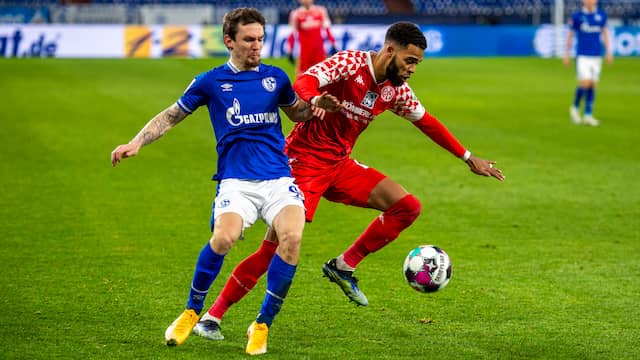 Jeremiah St. Juste (rechts) vecht een duel uit tijdens de uitwedstrijd van 1. FSV Mainz 05 tegen Schalke 04 van afgelopen vrijdag (0-0).
