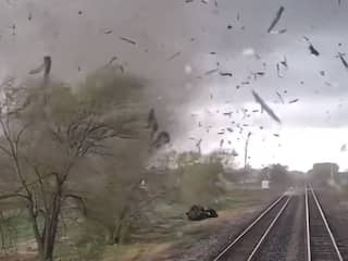 Angstaanjagende beelden als tornado over trein raast in VS