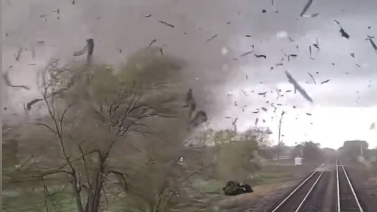 Beeld uit video: Angstaanjagende beelden als tornado over trein raast in VS