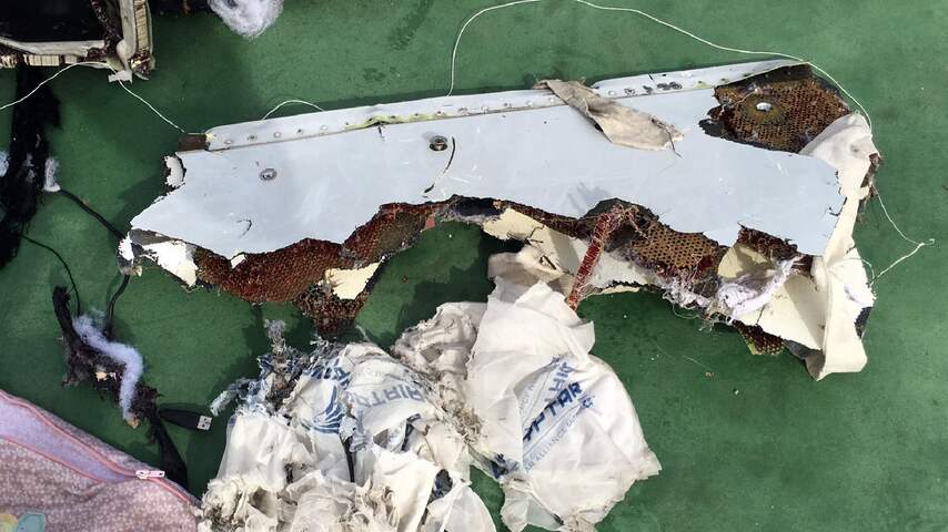 'Gecrasht toestel EgyptAir brak in de lucht'