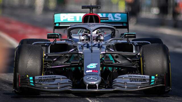 De Mercedes W11 in zijn oorspronkelijke kleuren tijdens de testdagen in 2020.