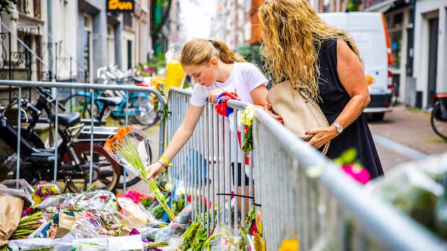 Ook in de Lange Leidsedwarsstraat, waar De Vries werd neergeschoten, worden nog steeds bloemen gelegd.