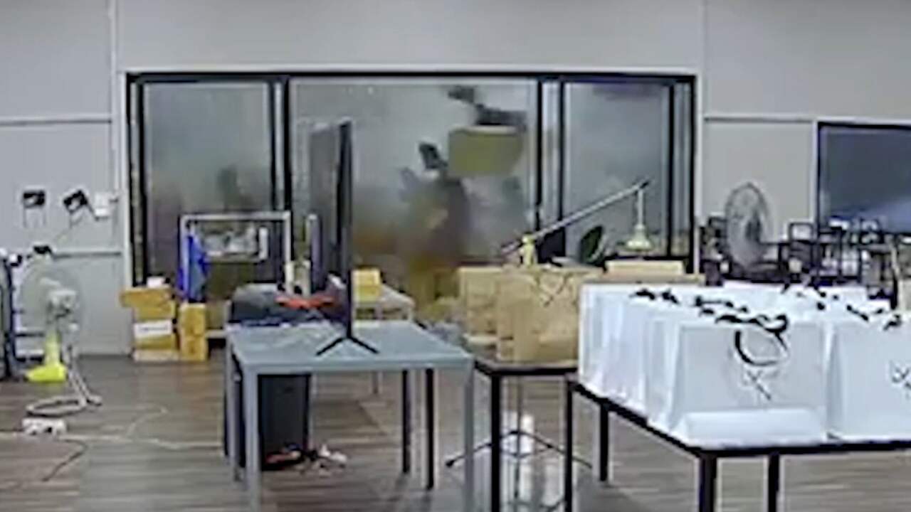 Beeld uit video: Gevel Thais magazijn weggevaagd door plotselinge windvlaag